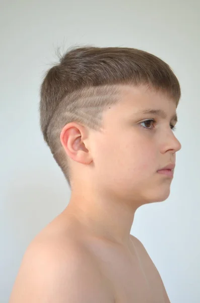 Chłopiec z asymetryczne fryzury — Zdjęcie stockowe