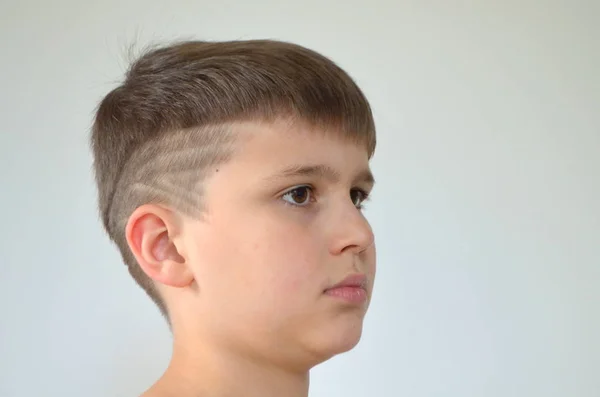 Niño con corte de pelo asimétrico —  Fotos de Stock
