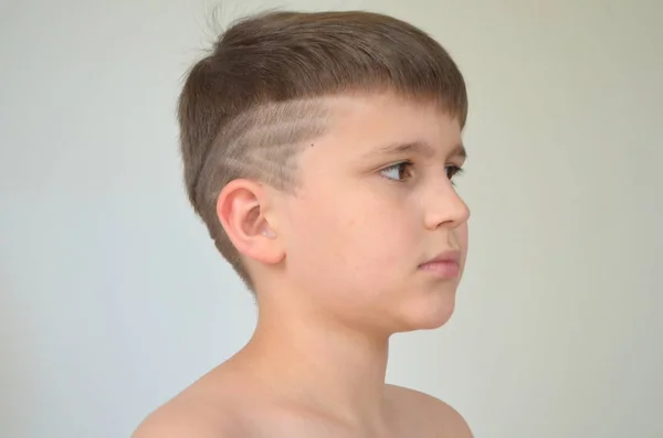 Menino com corte de cabelo assimétrico — Fotografia de Stock