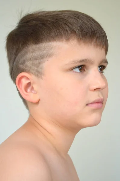 Menino com corte de cabelo assimétrico — Fotografia de Stock