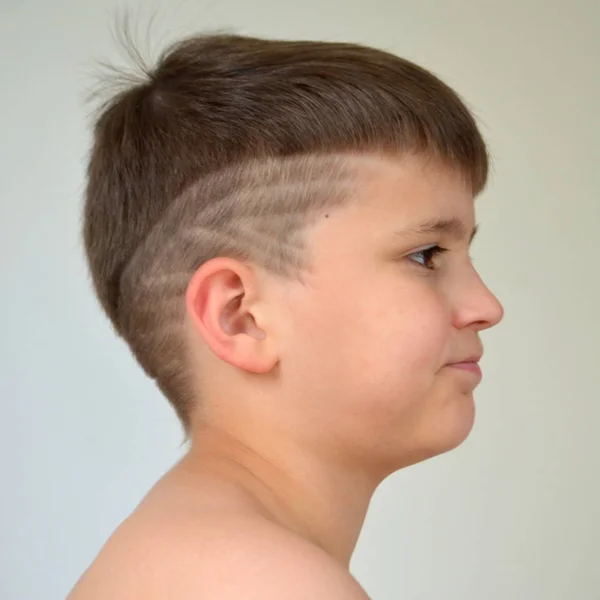 Menino com corte de cabelo assimétrico — Fotografia de Stock