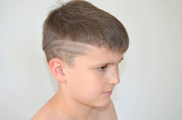 Menino com corte de cabelo assimétrico — Fotografia de Stock