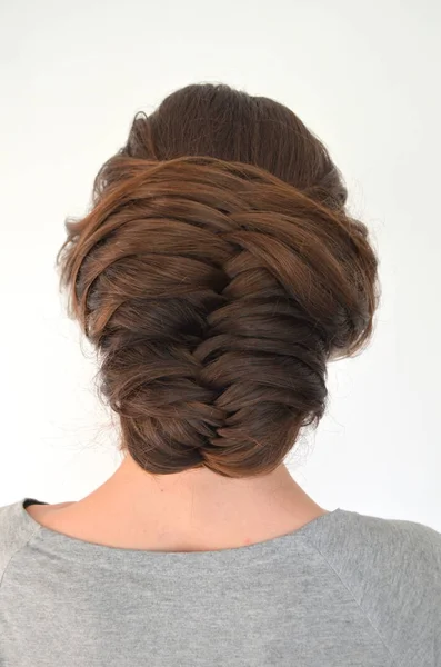 Tresse de coiffure sur longueur moyenne — Photo