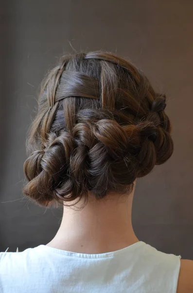 Плетение волос средней длины — стоковое фото