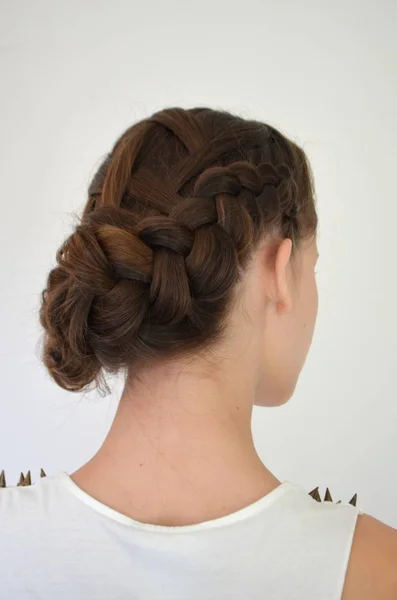 Зачіска плетіння на середній довжині — стокове фото
