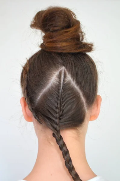 Trenzado de peinado en longitud media — Foto de Stock
