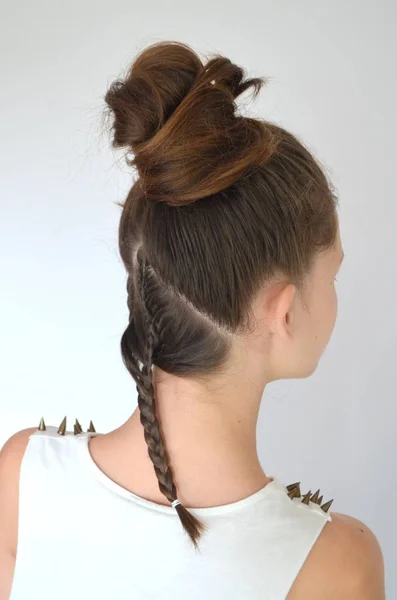 Tresse de coiffure sur longueur moyenne — Photo