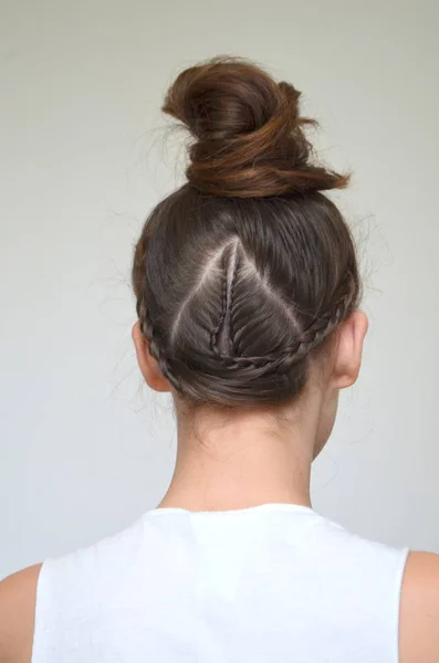 Trança penteado em comprimento médio — Fotografia de Stock
