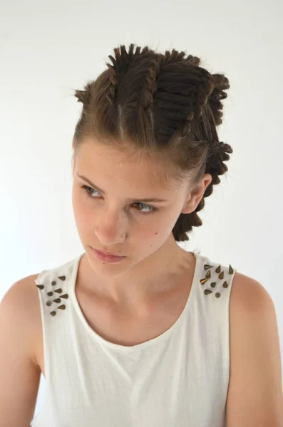 Trança penteado em comprimento médio — Fotografia de Stock