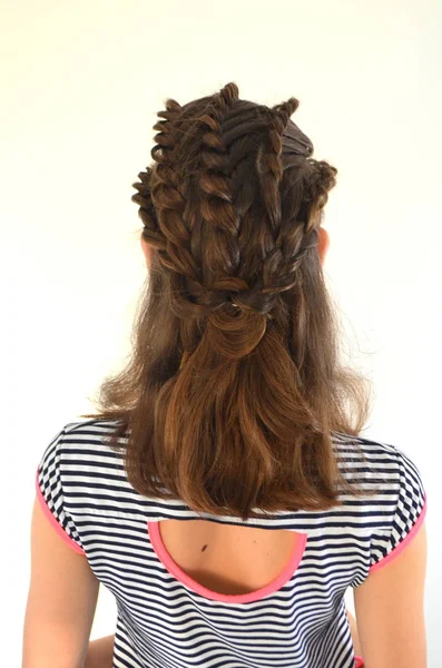 Trança penteado em comprimento médio — Fotografia de Stock
