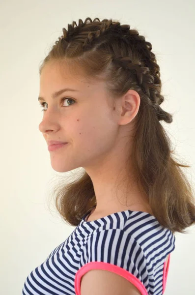 Trança penteado em comprimento médio — Fotografia de Stock