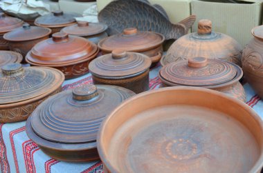 Farklı seramik sofra olduğunu bir çanak, çömlek, pan