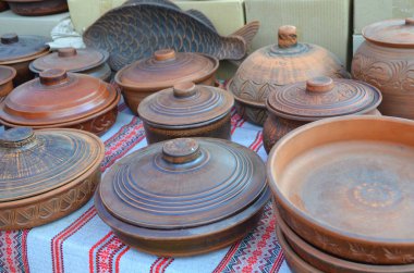 Farklı seramik sofra olduğunu bir çanak, çömlek, pan