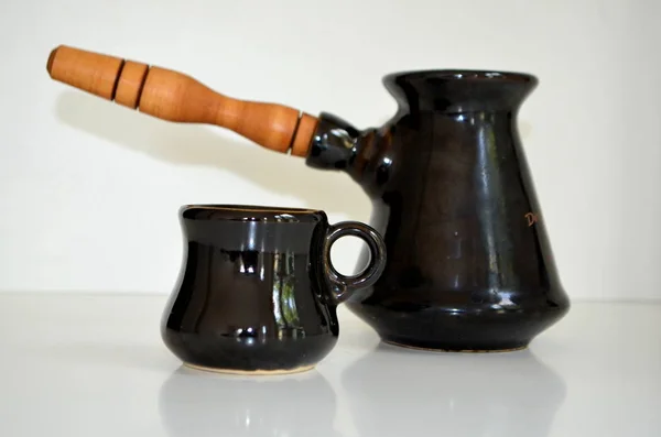 Cezve. Turka mit Keramik für Kaffee und Kaffeetassen — Stockfoto