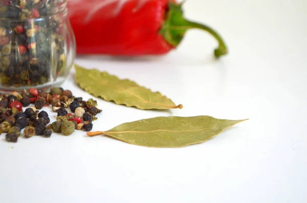 Mieszanka pieprzu, czarny, biały, czerwony, liść laurowy i chili — Zdjęcie stockowe