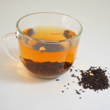 Siyah çay eklenen kekik ve narenciye kabukları ile