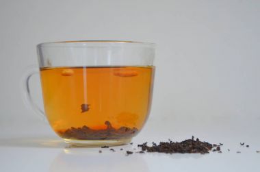 Siyah çay eklenen kekik ve narenciye kabukları ile