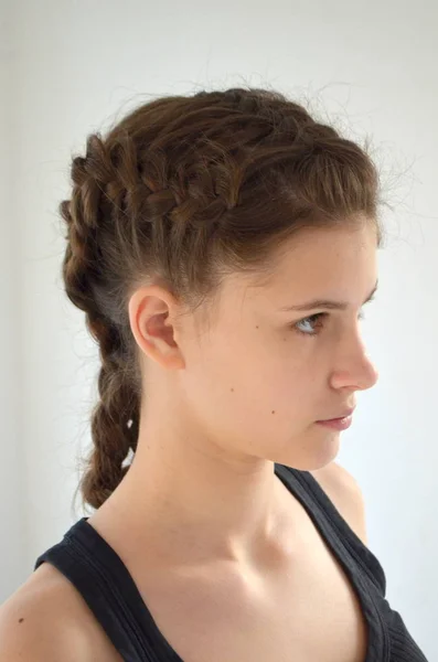 Portrait Une Jeune Fille Coiffure Sur Cheveux Longueur Moyenne — Photo