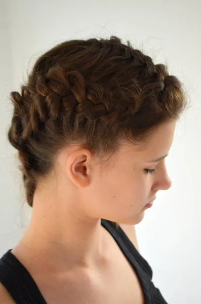 Retrato Uma Jovem Penteado Comprimento Médio Cabelo — Fotografia de Stock