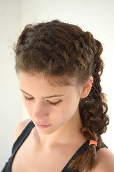 Portrait Une Jeune Fille Coiffure Sur Cheveux Longueur Moyenne — Photo