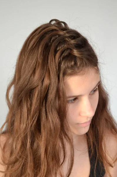 Retrato Uma Jovem Penteado Comprimento Médio Cabelo — Fotografia de Stock