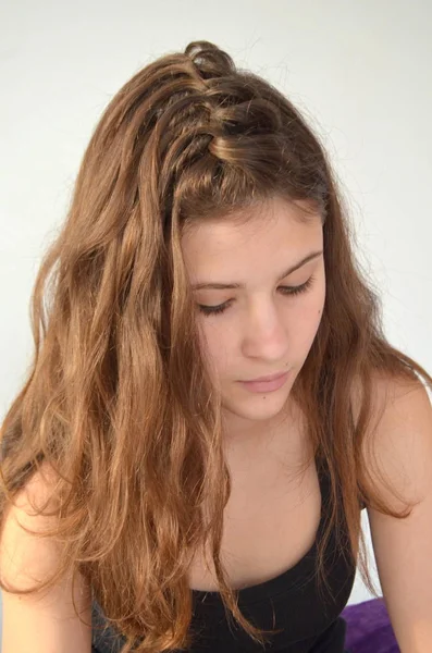 Retrato Uma Jovem Penteado Comprimento Médio Cabelo — Fotografia de Stock