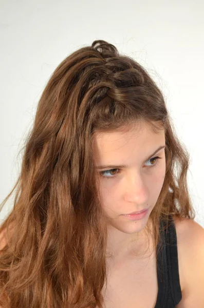一个年轻女孩的肖像 头发中等长度的发型 — 图库照片