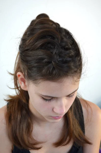 Πορτρέτο Ενός Νεαρού Κοριτσιού Χτένισμα Για Μεσαίου Μήκους Μαλλιά — Φωτογραφία Αρχείου