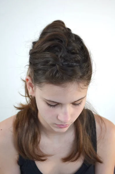 Egy Fiatal Lány Portréja Közepes Hosszúságú Haj Frizura — Stock Fotó