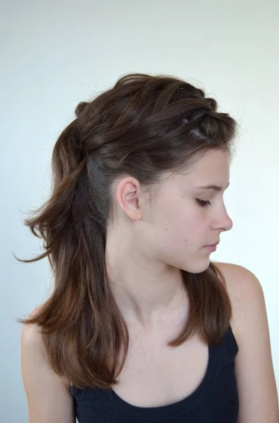 Portrait Une Jeune Fille Coiffure Sur Cheveux Longueur Moyenne — Photo