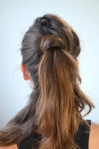 若い女の子の肖像画 髪のミディアムの長さのヘアスタイル — ストック写真