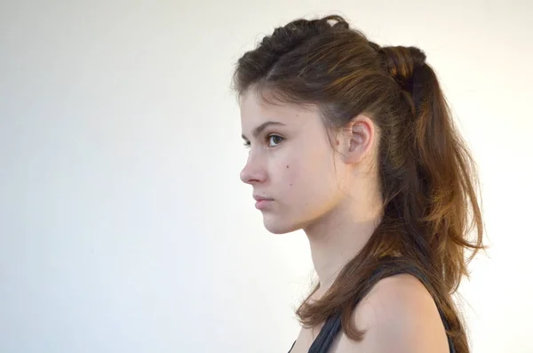 Nuoren Tytön Muotokuva Kampaus Keskipitkä Hiukset — kuvapankkivalokuva