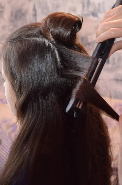 Der Friseur Frisiert Lange Haare Haarsträuße Und Wellen Mit Einem — Stockfoto
