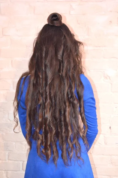 Ein Bündel Haare Auf Sehr Langem Welligem Haar Mädchen Mit — Stockfoto