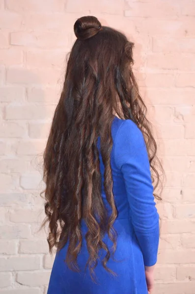 Bir Sürü Uzun Dalgalı Saç Saç Uzun Kıvırcık Kız — Stok fotoğraf