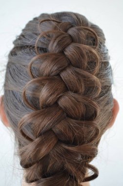 Fransız ajur örgü, saç modeli orta uzunlukta saç dokuma ustalığı ile