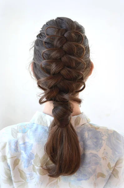 镂空法国辫子 发型以中等长度掌握编织从头发 — 图库照片