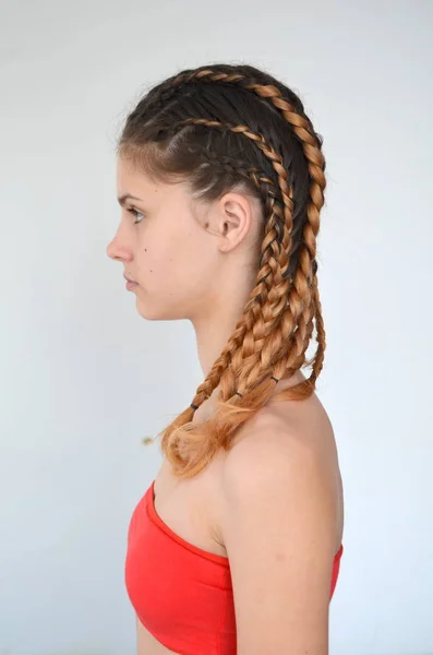 Nastoletnie Dziewczyny Nowoczesnym Włosów Warkocze Kanekalona Naturalne Kolory — Zdjęcie stockowe