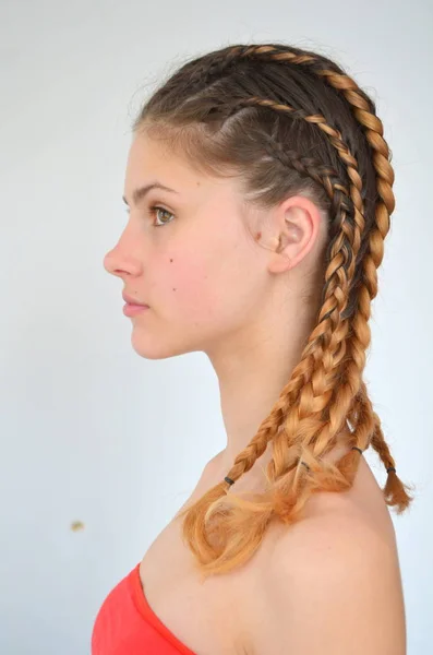 少女与现代头发辫子 Kanekalona 自然颜色 — 图库照片