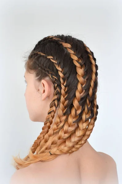 Εφηβικό Κορίτσι Μοντέρνο Μαλλιά Πλεξούδες Kanekalona Φυσικά Χρώματα — Φωτογραφία Αρχείου