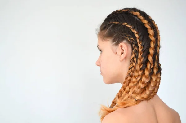 Teenager Mädchen Mit Modernen Haarzöpfen Kanekalona Natürliche Farben — Stockfoto