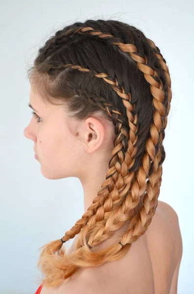 Dospívající Dívka Moderní Vlasy Copánky Kanekalona Přírodní Barvy — Stock fotografie