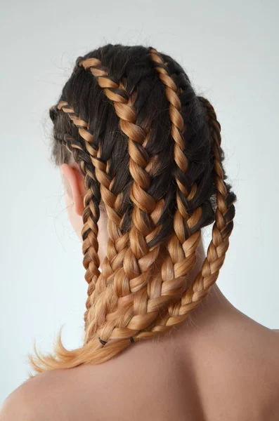 Kanekalona Doğal Renkler Modern Saçlı Genç Kız Örgü — Stok fotoğraf