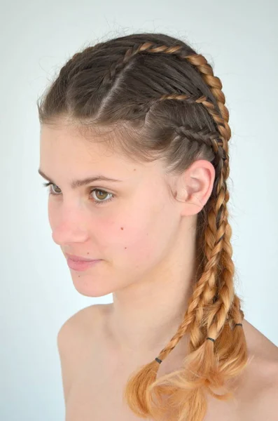 Kanekalona Doğal Renkler Modern Saçlı Genç Kız Örgü — Stok fotoğraf