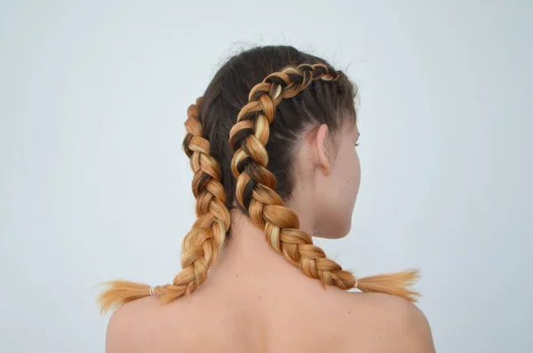 Adolescente Avec Des Tresses Cheveux Modernes Kanekalon Couleurs Naturelles — Photo