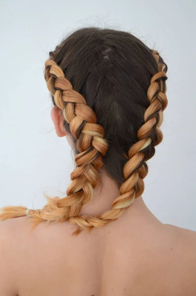 Adolescente Avec Des Tresses Cheveux Modernes Kanekalon Couleurs Naturelles — Photo