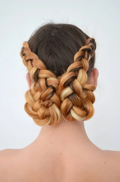 現代の髪の 代の少女三つ編みカネカロン自然色 — ストック写真