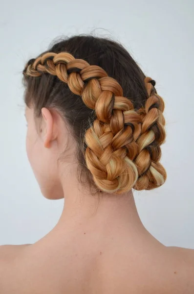 Dospívající Dívka Moderní Vlasy Copánky Kanekalon Přírodní Barvy — Stock fotografie