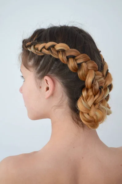 現代の髪の 代の少女三つ編みカネカロン自然色 — ストック写真