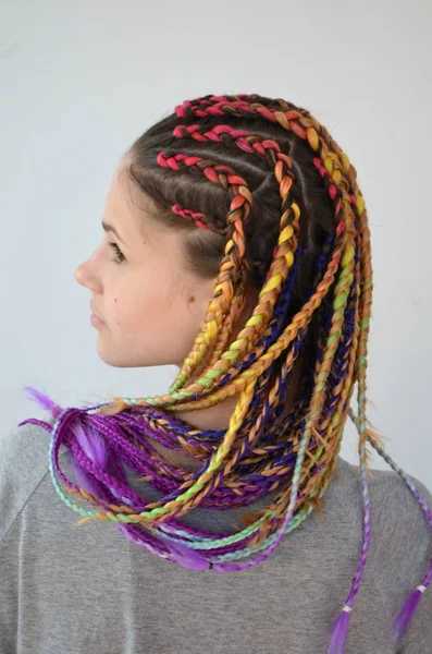 Una Chica Con Conjunto Moda Trenzas Multicolores Kanekalon Hilos Artificiales — Foto de Stock